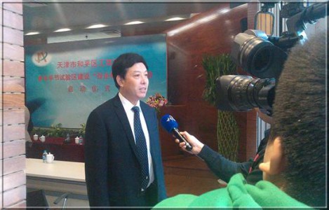林谷春董事長參加“百企幫百村”活動，為貧困地區奉獻一片愛心，并接受電視臺記者采訪